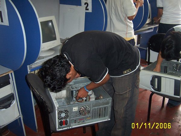 8 JOVENES APRENDIENDO